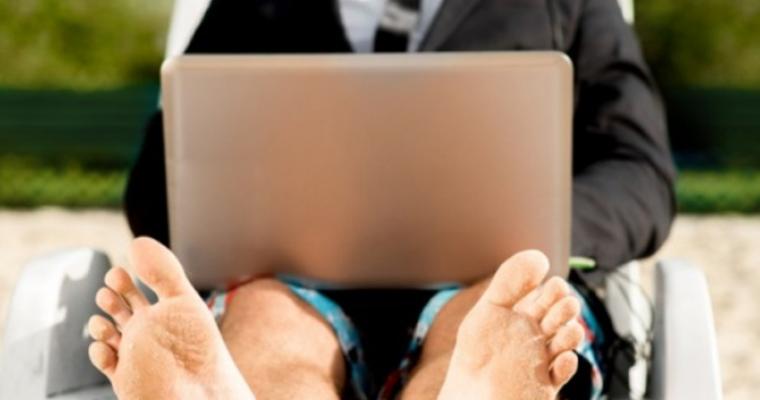 UN TREBALLADOR POT TREBALLAR PER UNA ALTRA EMPRESA DURANT LES VACANCES?